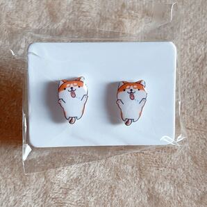 ハンドメイド 可愛いポーズ柴犬のピアス プラバン レジン ファンシー 可愛い わんちゃん