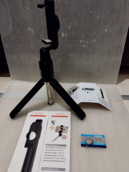 新品未使用 多機能 自撮り棒 70cm 三脚 bluetooth リモコン付き 折り畳み式 セルカ棒 セルフィースティック