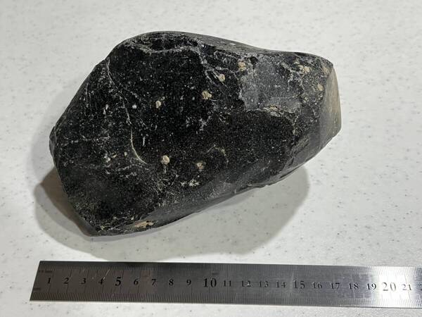 北海道白滝産(北海道四大産地の一つ)の黒曜石の原石 約2.75Kgの塊 標本にいかがですか? ガラス質 貝殻状断口です。