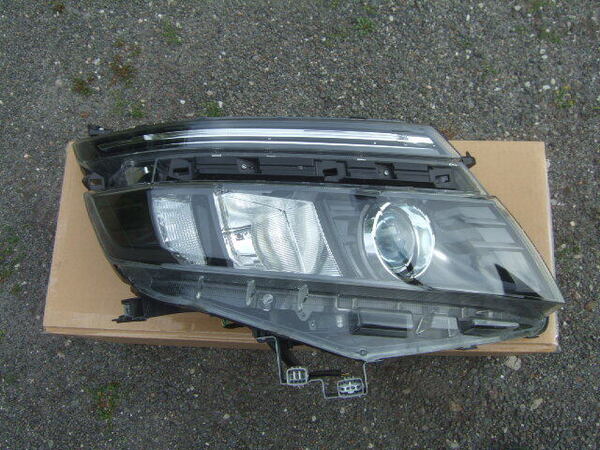 ヴォクシー 前期 ヘッドランプ 右 ヘッドライト ZRR80W ZRR85W ZWR80W 純正 LED 刻印 L 81110-28D21 81130-28D21 ICHIKOH 28-229 送料込み