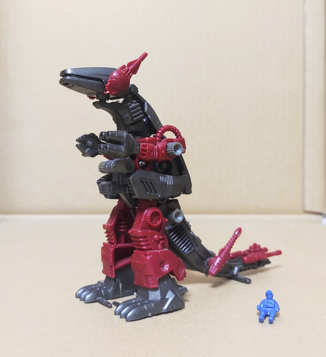 Amazon.co.jp: 限定ゾイドイグアン（暗黒軍仕様）未組立品