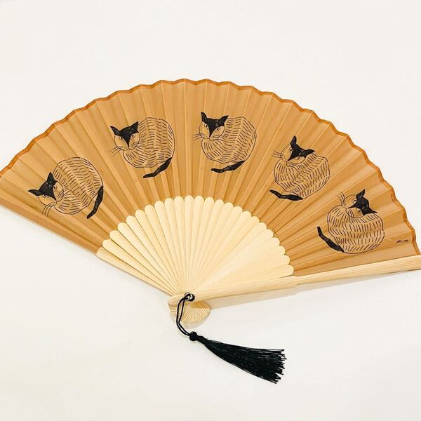 【新品未使用 ※難あり】UNICOM ユニコン 扇子 松尾ミユキ 猫 ねこ ベージュ 黄土色 タッセル 暑さ対策 和装 せんす 夏小物 浴衣 お祭り ①