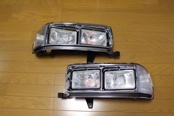 ランクル80 トヨタ純正 角目 輸出用ヘッドライト 角目4灯 新品未使用 フルキット コーナー バルブ付き 送料無料