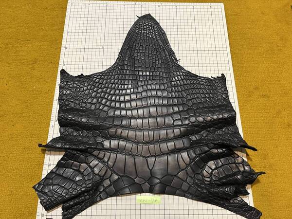 CR5-178★超特大アゴ顎革★バックラッシュ300万ライダースと同革★オイルドスーパーマットブラック最高級クロコダイルレザークラフトはぎれ