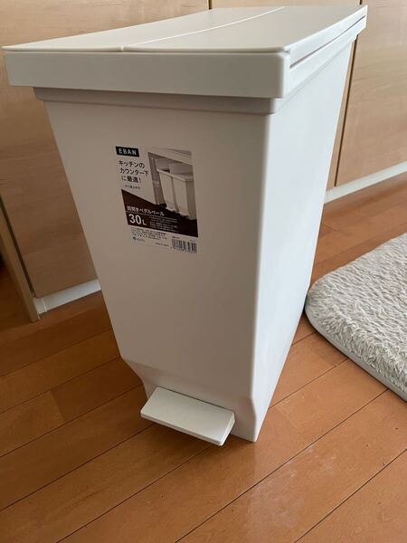 アスベル フタ付きゴミ箱 両開きペダル カウンター下収納可 30L 白A6303