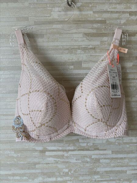 D75」トリンプ 夢みるブラ DeepV 豪華光沢糸 マイフラワー ブラジャー