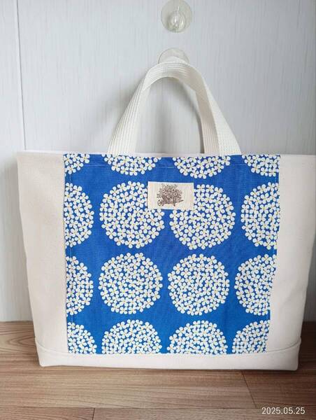 ハンドメイド 素敵 ブルーの紫陽花柄に帆布 トートバッグ