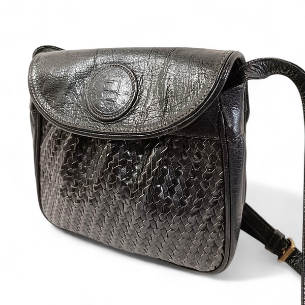 【美品】 正規品 FENDI フェンディ ショルダーバッグ 編み込みレザー 黒 鞄 革 ブラック ポシェット クロスボディ 肩掛け 斜め掛け 小さめ