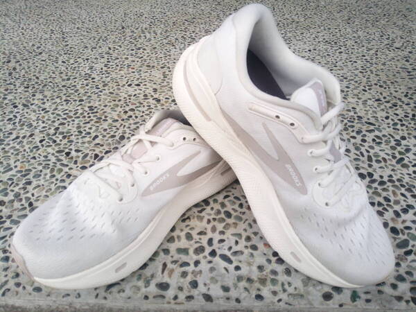 ★中古・美品! Brooks Ghost Max (26.0cm) (ブルックス ゴーストマックス) ホワイト/サンド