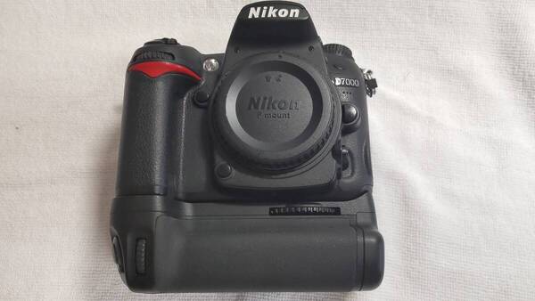 ニコン Nikon D7000 本体 + Nikon純正バッテリーパックMB-D11(縦グリップ)動作良好美品