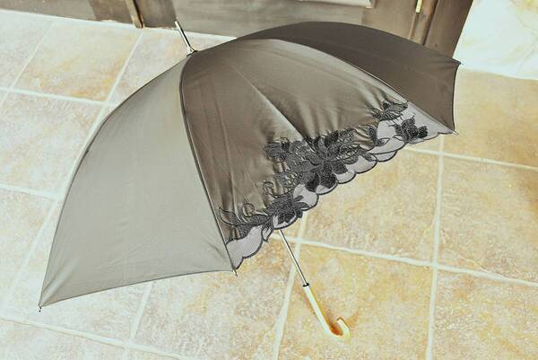 PAY2・E-SU5-1*晴雨兼用傘*ブラック*サクラ骨*カットワーク刺繍*日傘*雨傘*おしゃれ*傘*便利*上品*桜骨*遮光*UVカット100%*手開き*安心