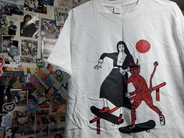 新品│コットン100%│悪魔とシスターがスケートボード│輸入Tシャツ│海外インポート品│海外サイズS(JP-L)│白│スケボー、ストリート