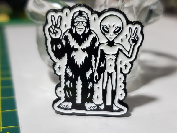 1点のみ│エイリアン×ビッグフット│宇宙人ピンバッジ│サスカッチピンズ│アメリカン海外雑貨│インポート品