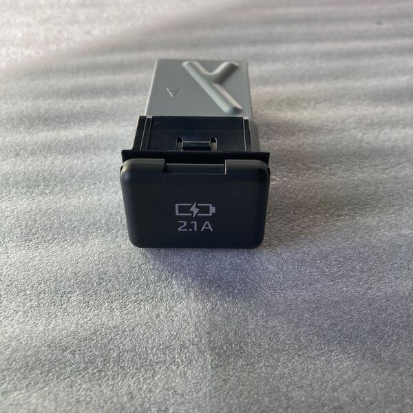 ダイハツ・トヨタ純正 USB2.1A充電パネル 汎用可能 85532-B1010