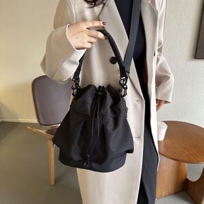 【大人気再入荷】ブラック 巾着 ショルダーバッグ 韓国スタイル 2way 軽量