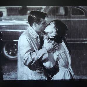A4 額付き ポスター 雨のキス Kiss オードリーヘップバーン 映画 ティファニーで朝食を モノクロ 写真