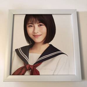 kj ★額装品★ 浜辺美波 セーラー服 貴重写真 20cmサイズ額入り ポスター風デザイン 女優 映画 ドラマ グラビア 女子高生 制服