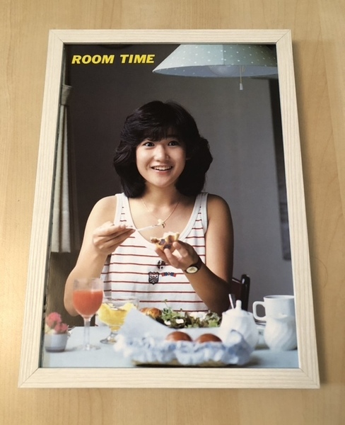 kj ★額装品★ 岡田有希子 アイドル グラビア 貴重写真 A4額入り ポスター風 昭和レトロ 女優 食事 朝食 セクシー