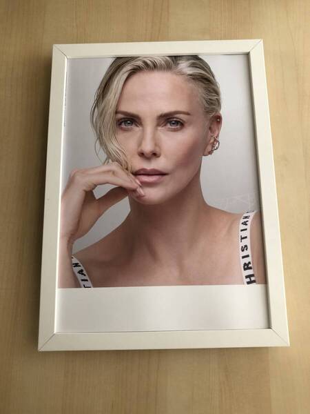 kj ★額装品★ シャーリーズセロン ディオール カプチュール 貴重広告 写真 A4額入り ポスター風 Dior ad Charlize Theron 外タレ 映画 dvd