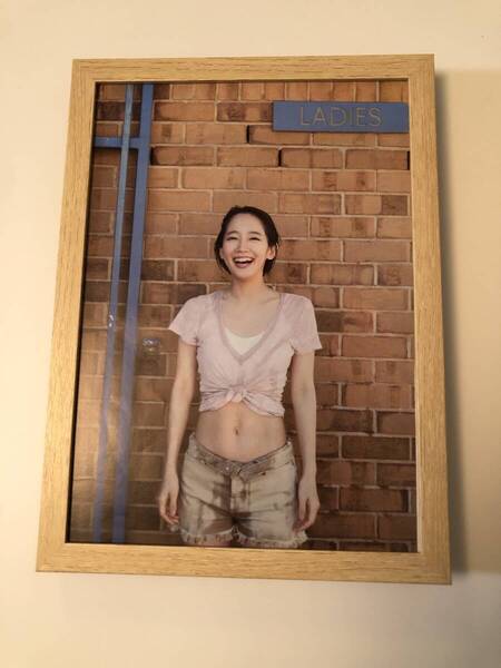 kj ★額装品 ★ 吉岡里帆 グラビア B5サイズ額入り ポスター風デザイン 貴重写真 癒し 笑顔 女優 映画 ドラマ セクシー