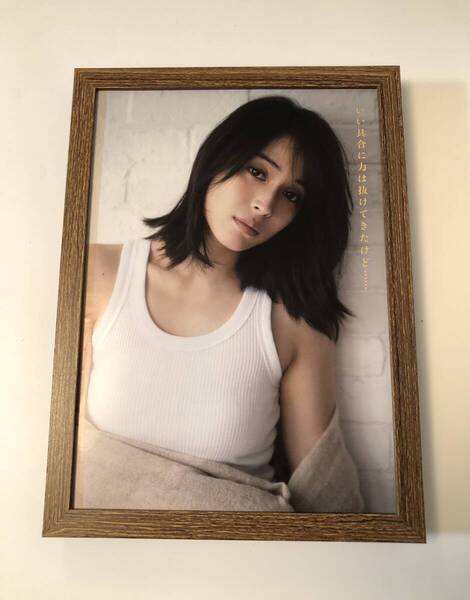 kj ★額装品 ★ 広瀬アリス グラビア セクシー 美乳 B5サイズ額入り ポスター風デザイン 貴重写真 女優 映画 ドラマ 広瀬すず