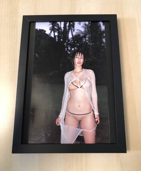 kj ★額装品 ★ 井上和香 グラビア セクシー ビキニ B5サイズ額入 ポスター風デザイン 貴重写真 水着 アイドル 女優 美乳 透け シースルー