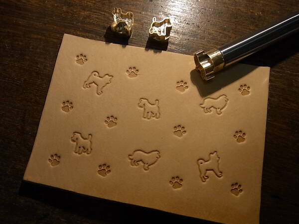 犬の刻印 白抜き NO.20 犬好き レザークラフト メタルスタンプ ヌメ革に オリジナル商品 ハンドメイドに 打刻印 手打ち刻印