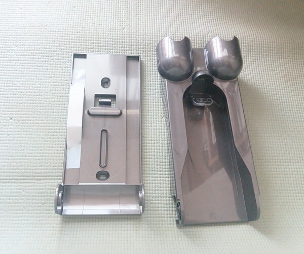 新品 Dyson V12 Detect Slim Fluffy 純正品 壁掛け 充電器ブラケット 収納ブラケット ダイソン SV46 サイクロン コードレス掃除機 パーツ