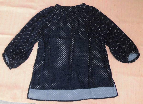 中古 anyFAMの7部袖ブラウスカットソー 2(M) 紺に白のドット柄
