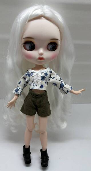 ブライスちゃん・リカちゃん用 ハンドメイド ドール服 花柄トップス&カーキショートパンツセット(青)