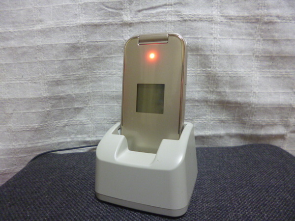 【送料込】docomo ドコモ らくらくホン F-01G ゴールド ジャンク扱い 充電器・充電台付き
