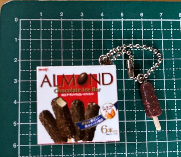 ガチャ 明治アイスマスコットチャーム アーモンドチョコレートアイスバー キーホルダー 送料無料