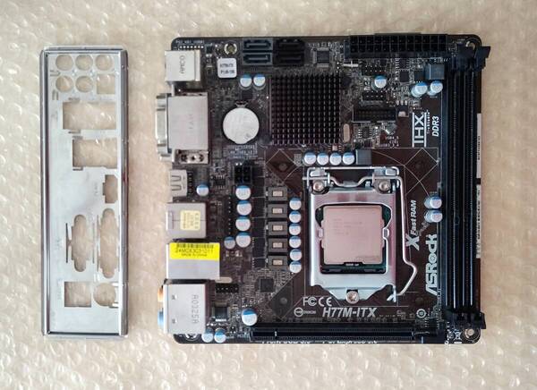 ★送料無料 Asrock H77M-ITX i3-2100 LGA1155 ivy-bridge sandy-bridge Intel Gen2 Gen3 H77 Mini-ITX Core インテル (H67 Z68 Z77)★