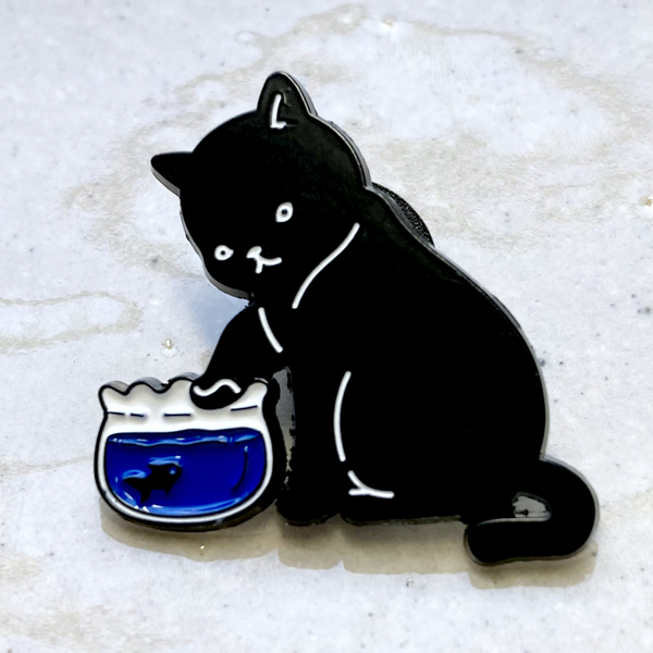 金魚鉢と黒猫 おさかなハンターネコ◆ピンバッジ ピンズ バッチ ブローチ◆かわいいニャンコ いたずらクロネコ