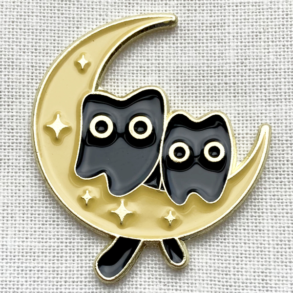 三日月とチビ黒猫たち お月様 夜空 ムーン◆ピンバッジ ピンズ バッチ ブローチ◆かわいいニャンコ 不思議なクロネコ達