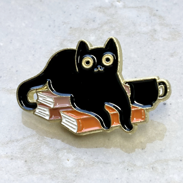 本の上に座る黒猫 カフェのネコ コーヒーと積読 読書◆ピンバッジ ピンズ バッチ ブローチ◆かわいいニャンコ いたずらクロネコ