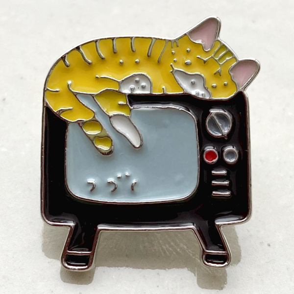 テレビの上でくつろぐネコ TV猫 昭和レトロ チャンネル つづく◆ピンバッジ ピンズ バッチ ブローチ◆かわいいニャンコ ユニーク