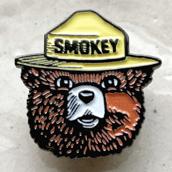 スモーキー・ベア 熊 山火事防止◆ピンバッジ ピンズ バッチ ブローチ◆動物 自然 アウトドア ネイチャー アメリカ キャラクター