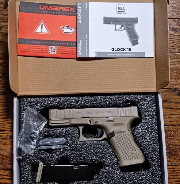 UMAREX/SRC GLOCK G19 Gen5 MOS ガスブローバックハンドガン セラコート MAGPUL FDE CO2マガジン付属