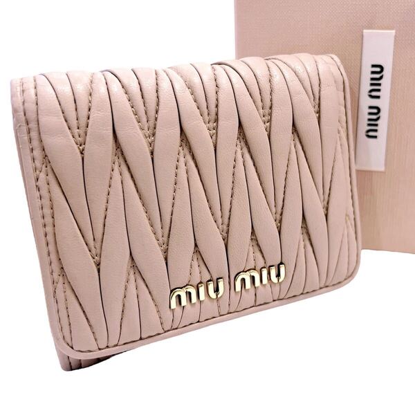 ミュウミュウ MIU MIU 三つ折り財布 コンパクト財布 マテラッセ レザー 革 羊革 ピンクベージュ 桃色 ゴールド金具 ロゴ金具 大容量