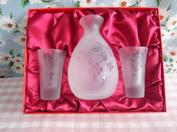 E6『彫刻ガラス 酒器セット(冷酒徳利&冷酒ミニグラス2個)~ブドウ柄のカットガラス 切子』~箱付き 長期保管品