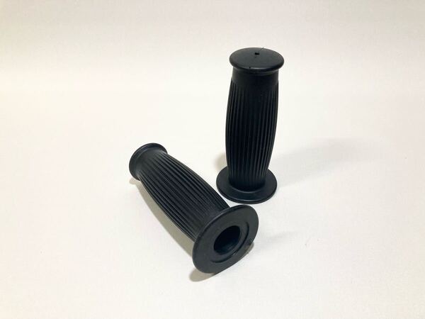 送料無料 バレルグリップ ヒダ ブラック 22.2mm 7/8インチ 樽型 非貫通 ハンドル 汎用 旧車 ハーレー トライアンフ チョッパー sr