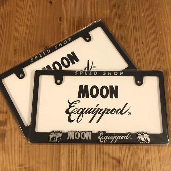 2枚組 送料込み 車検適合 MOONEYES Raised MOON Equipped クローム ロゴ ライセンスフレーム ムーンアイズ 車用 ナンバーフレーム 立体