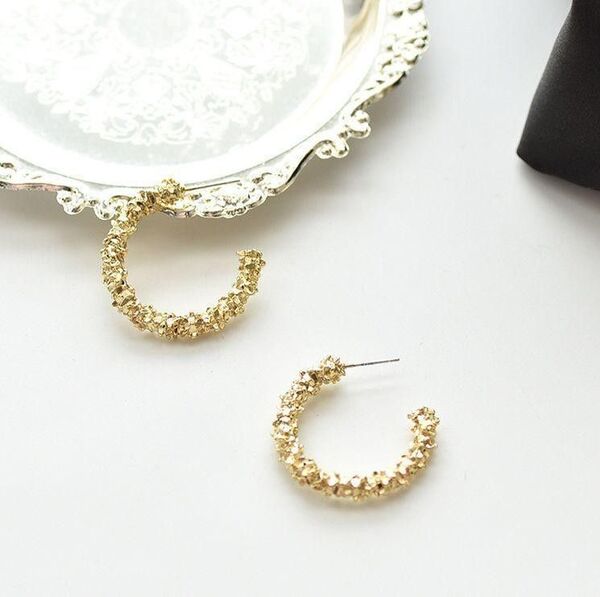 ピアス ゴールド 小ぶり C型 キラキラ 金 上品 ピアス アクセサリー シンプル パーティー 通勤 きれいめ 大きめ フープ 豪華 アンティーク