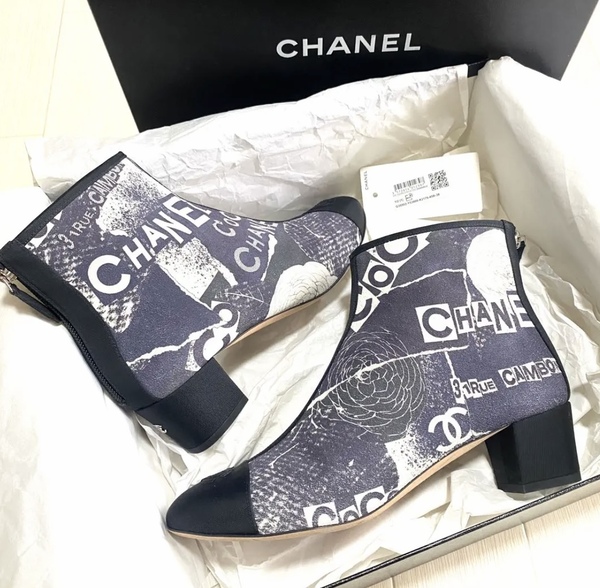【極美品】CHANEL シャネル プリント ロゴ ショートブーツ ココマーク カメリア 38 G35552 箱 タグ付 ブーティ ヒール スエード