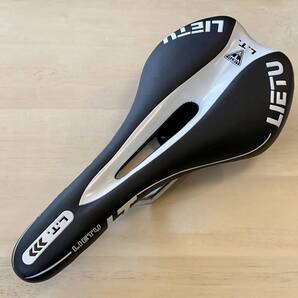 自転車サドル スポーツバイク仕様 薄型 ブラック白ライン【匿名配送 送料無料】
