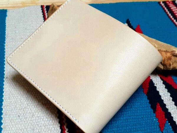 送料込み!!【アメ色のエイジング】生成りヌメ革 薄型 革財布 ハンドメイド