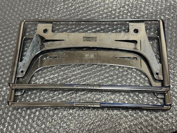 31 格安即決 日産純正オプション メッキ ナンバーフレーム前後2枚セット