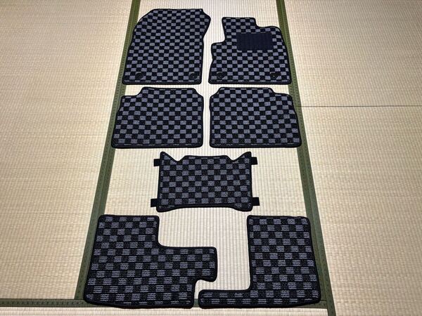 ■送料無料■ニッサン エクストレイル T33系 7人乗車用 チェックグレー フロアマット カーマット 日本産 新品(年式:R4年7月~現行)