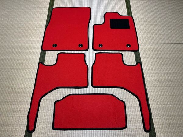 ■送料無料■トヨタ ランクル 300系 5人乗車 赤無地 レッド フロアマット カーマット 日本産 新品 アウトドア(年式:R3年8月~現行)
